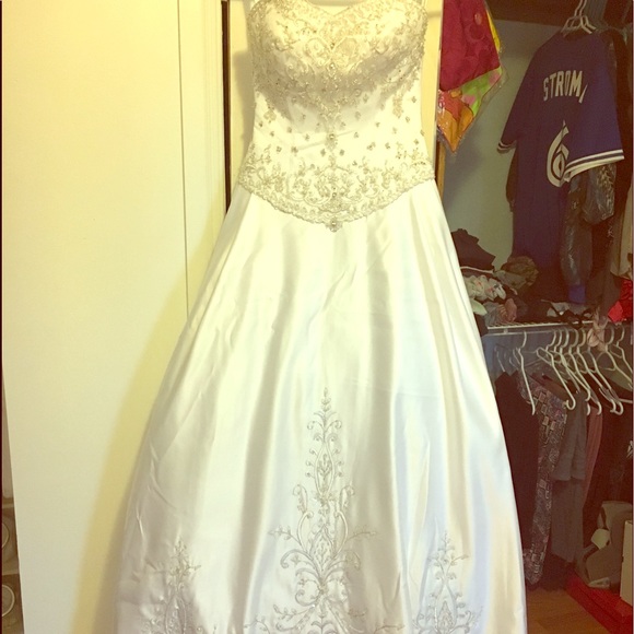 Wedding dress - Picture 1 of 10